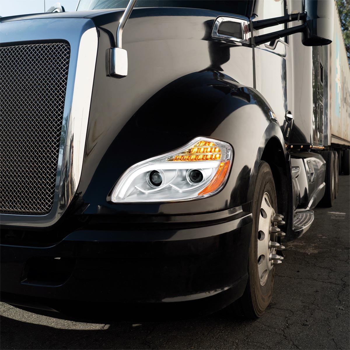 Kenworth T680 8 LED Projection Headlight with 12 LED Turn and Full LED Light Bar