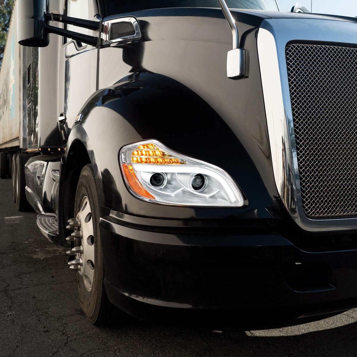 Kenworth T680 8 LED Projection Headlight with 12 LED Turn and Full LED Light Bar