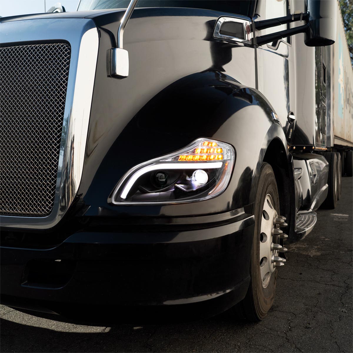 Kenworth T680 8 LED Projection Headlight with 12 LED Turn and Full LED Light Bar