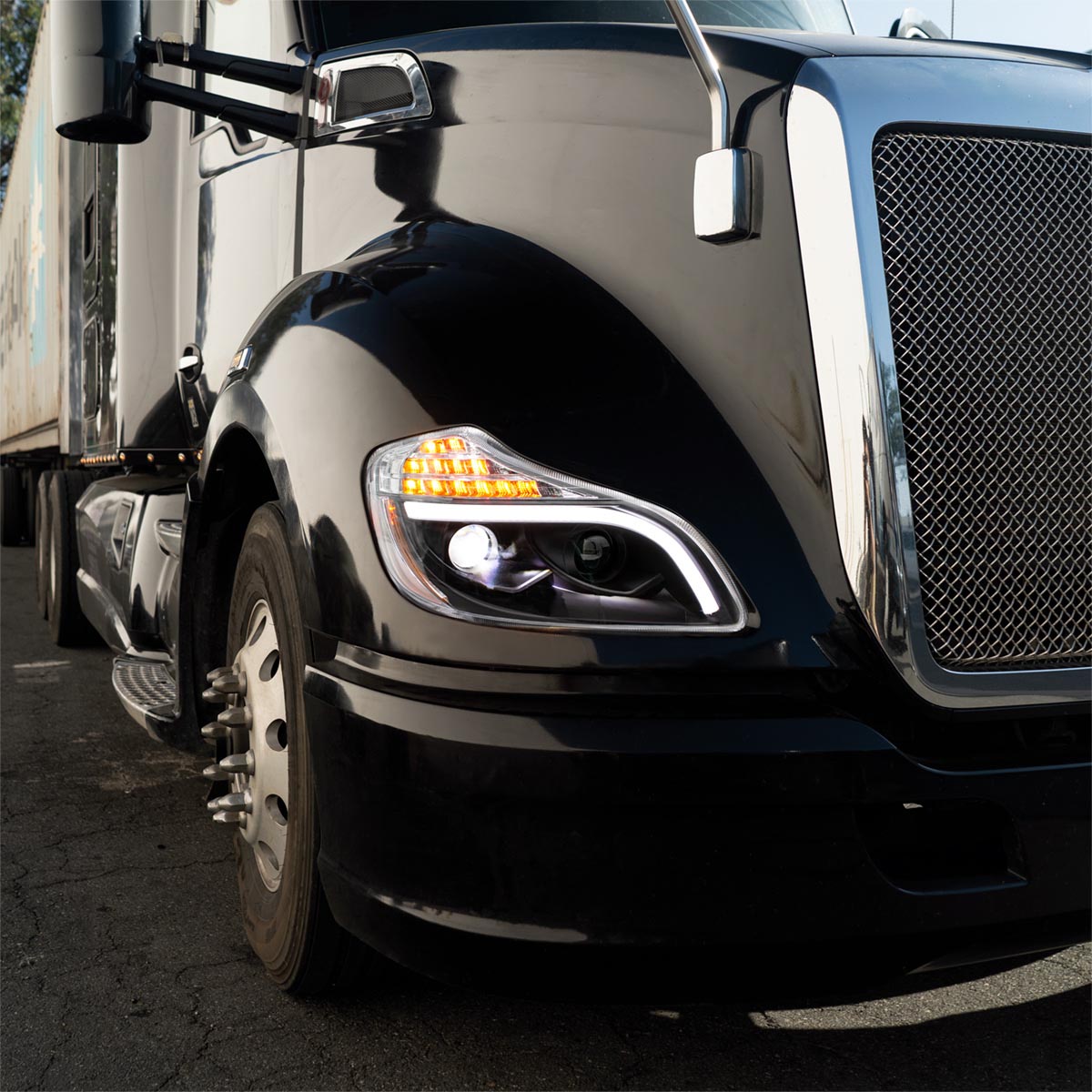 Kenworth T680 8 LED Projection Headlight with 12 LED Turn and Full LED Light Bar