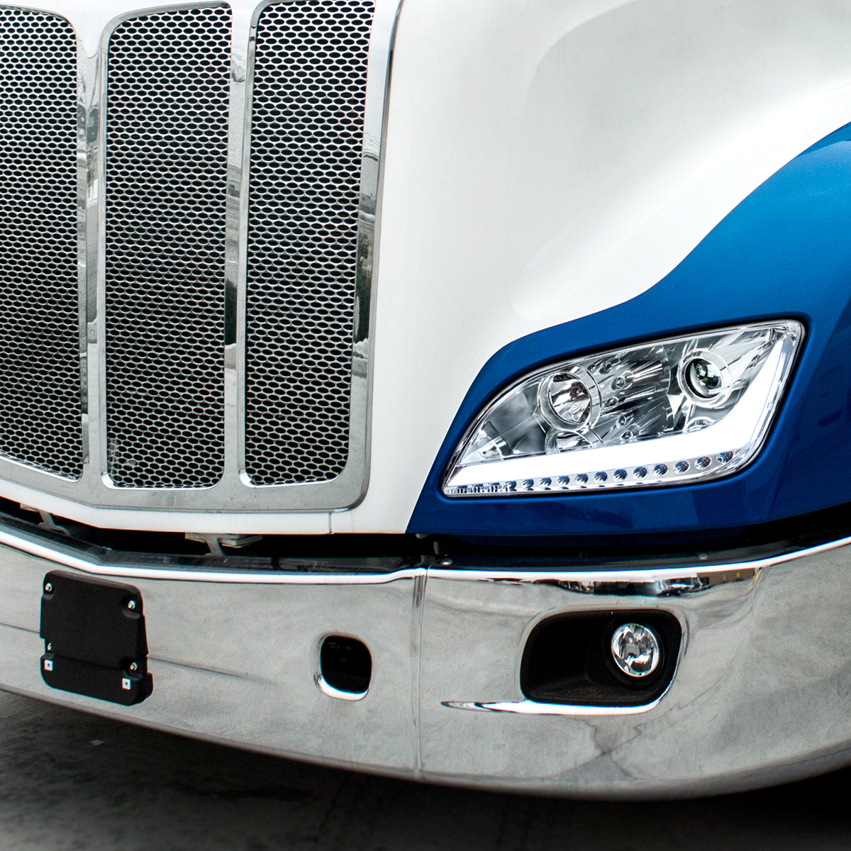 Peterbilt 579 and 587 Halogen Projection Headlight with LED Turn Signal and LED Position Light