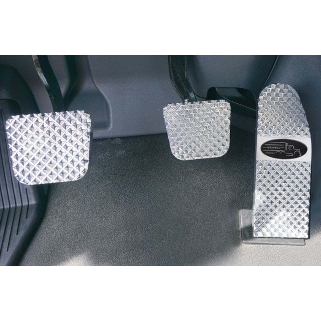 Peterbilt 567, 579, 587, 589 2014 and Newer Pyramid Diamond Crown-Cut Billet Pedal Set
