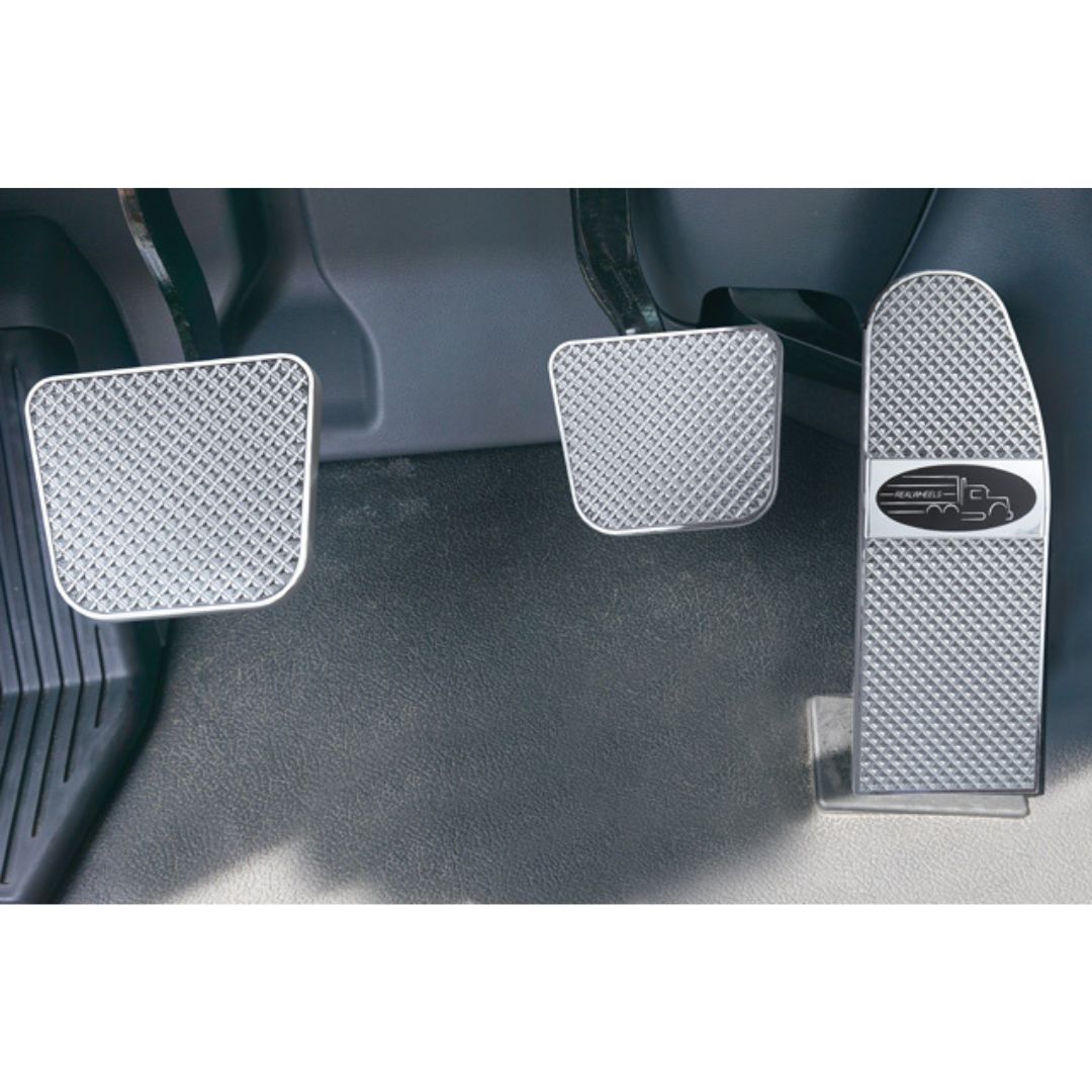 Peterbilt 567, 579, 587, 589 2014 and Newer Pyramid Diamond Fine-Cut Billet Pedal Set