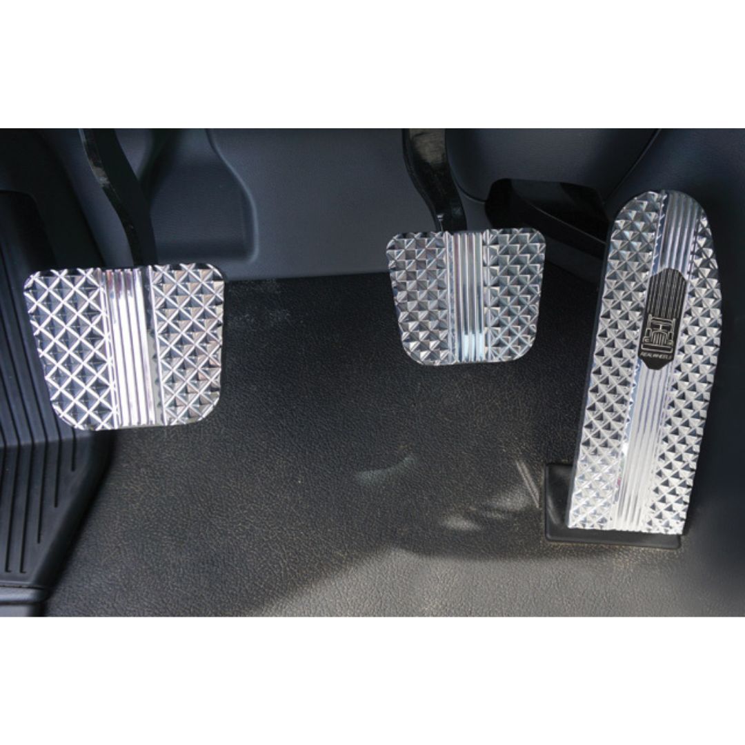 Kenworth T660, T680, T880, W990 2014 and Newer Pyramid Diamond Crown-Cut Billet Pedal Set